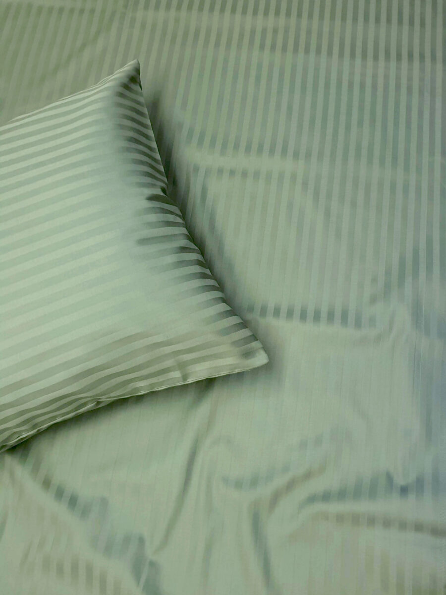 Pilkšvai mėtinis juostuotas satinas 01