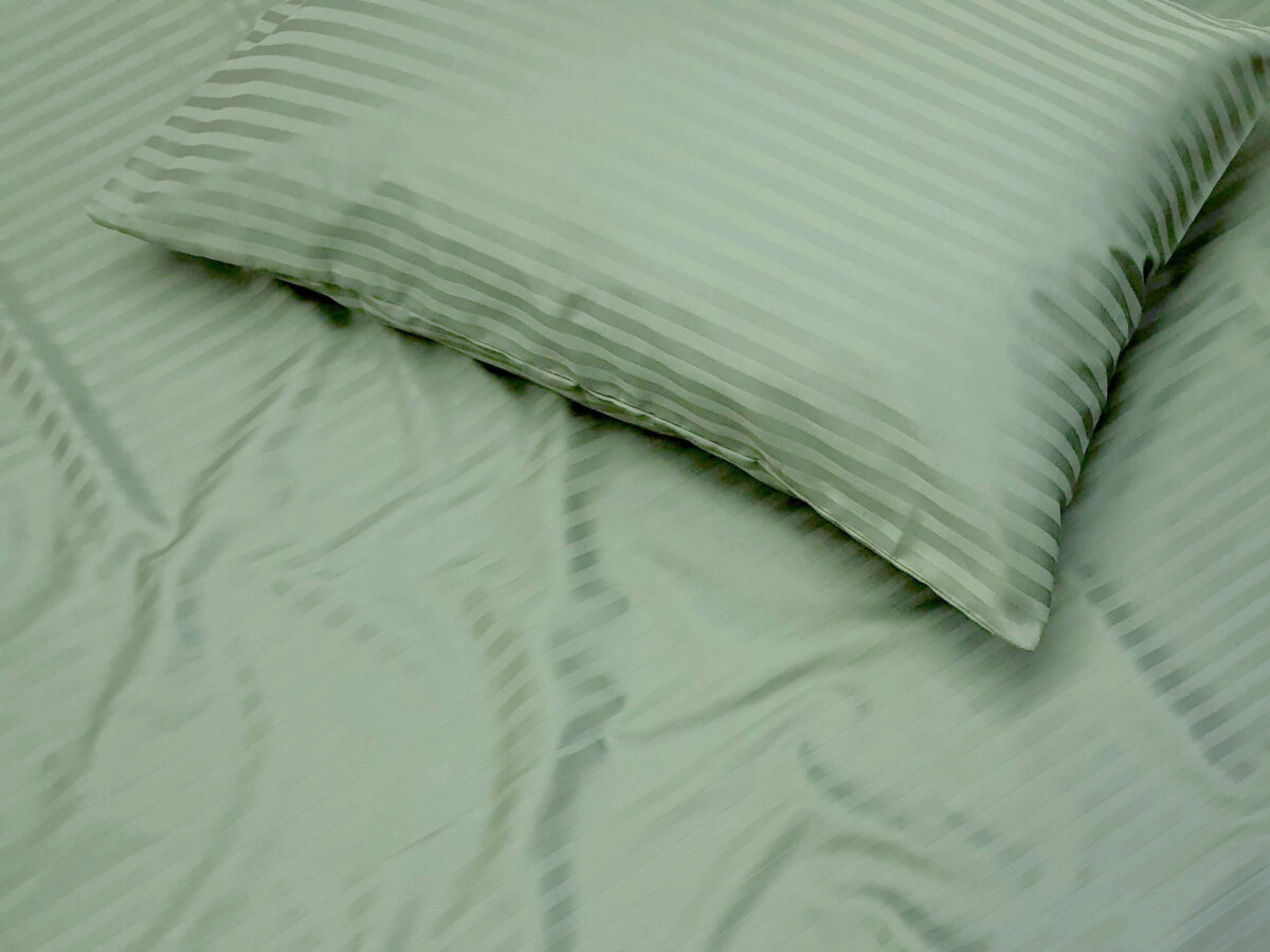 Pilkšvai mėtinis juostuotas satinas 02