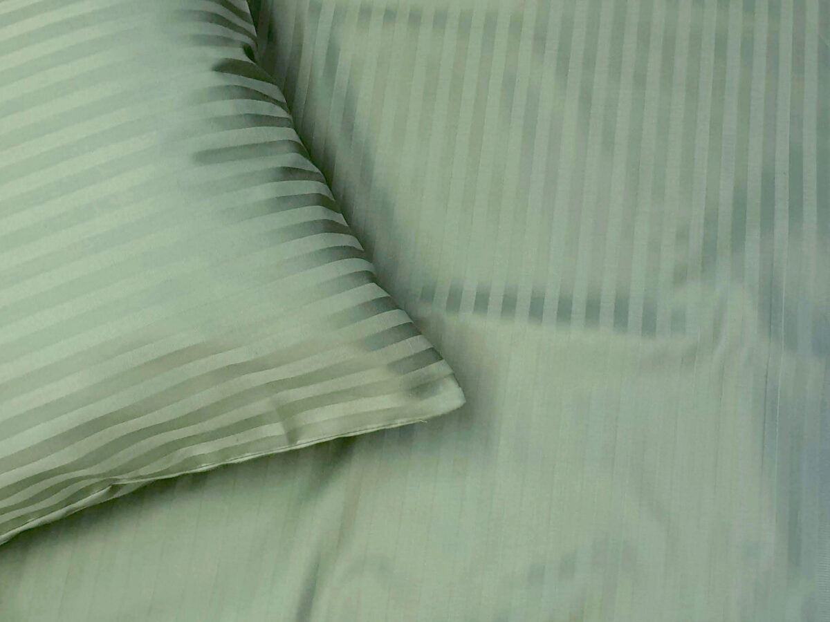 Pilkšvai mėtinis juostuotas satinas 03