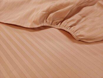 „Karamelės eilės“ juostuoto satino paklodė su guma